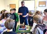 Umweltpdagoge-Bjrn-Petersen-erklrt-den-Schlerinnen-und-Schlern-aus-der-Klasse-4a-der-Gartenstadtschule-titel
